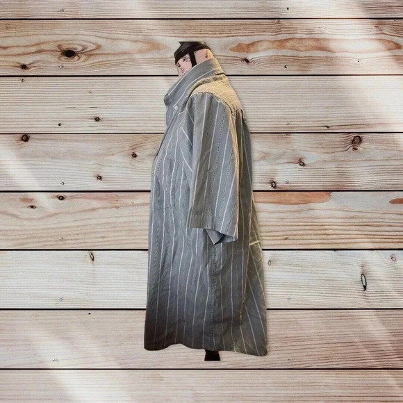 DOCKERS SIZE MEDIUM ( 15/15 1/2) buttons down shirt - Picture 2 of 4